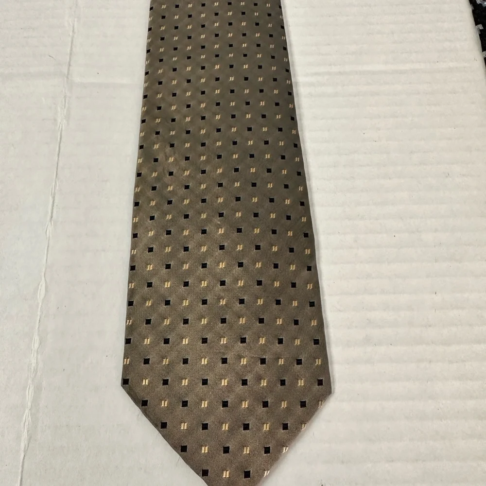 Silk Tie Made in Italy Brand New Tan/Gold with Black Squares Regis Brand